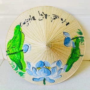 Sombrero cónico vietnamita vintage, non la, para regalos y souvenirs, con diseño de hoja de loto pintado a mano. - Product Image 2