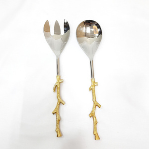 Ensemble de 2 cuillères à salade en acier inoxydable et laiton, manche plaqué or en forme de branche, style luxe, couverts de luxe - Product Image 1