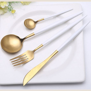 Ensemble de couverts en métal doré avec poignées noires, finition miroir haute brillance, passe au lave-vaisselle, couverts de luxe modernes pour la vaisselle de mariage - Product Image 5