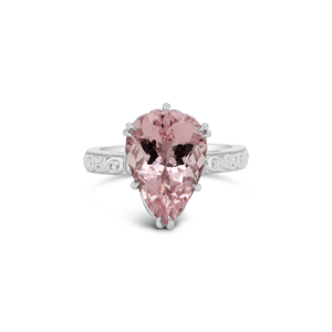 แหวนทองคำแท้ 18k ลายฉลุประดับพลอยมอร์แกไนต์สีชมพูทรงลูกแพร์ธรรมชาติ 100% น้ำหนัก 5.03 กะรัต พลอยไพลิน 0.08 กะรัต และเพชร 0.25 กะรัต - Product Image 4