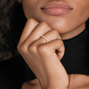 Anillo de Eternidad Completo con Diamantes Redondos y Esmeraldas con Engaste Alternado LR - Product Image 5