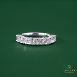 Bague de Fiançailles et d'Anniversaire Demi-Éternité Luxe Minimaliste en Or Plaqué avec 12 Diamants de Laboratoire Taille Radiant Certifiés IGI - Product Image 2