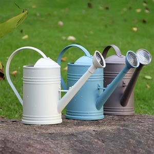 Arrosoir en métal fantastique avec long bec verseur et poignée courbée pour le jardinage, finition bleue - Product Image 6
