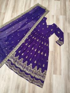 Dernières collections de robes Anarkali pour femmes, pour mariages et festivals, avec de riches broderies Zari et sequins. - Product Image 6