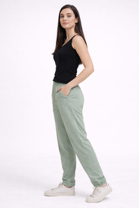 Pantalones deportivos verdes para mujer con corte ajustado y relajado, confeccionados con una tela de mezcla de algodón transpirable de primera calidad que ofrece comodidad. - Product Image 2