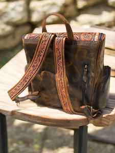 Sac à dos de voyage unisexe vintage en cuir véritable marron 100% véritable, sculpté à la main avec motifs géométriques, imperméable et antivol - Product Image 2