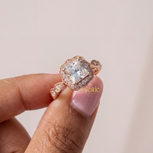 Anillo de Compromiso Vintage con Halo de Diamantes Corte Princesa en Oro de 18K, Joyería Fina con Milgrain, Elegante Regalo para Mujer - Product Image 3
