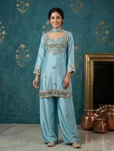 Ensemble Kurti et pantalon brodé élégant avec dupatta – Tenue de soirée ethnique de créateur avec travail miroir pour femme - Product Image 5