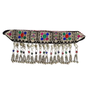 กำไลข้อมือโบราณของชนเผ่ากุจิอัฟกัน ประดับด้วยหินแก้วหลากสีสัน ลวดลายโลหะนูนสลักอย่างประณีต แบบดั้งเดิมของชนเผ่า - Product Image 5