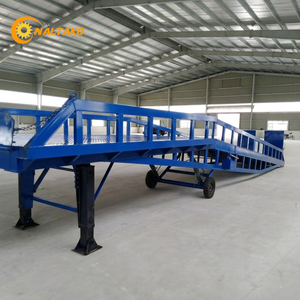 Rampe mobile pour chariot élévateur de 12 tonnes, 14 m, avec pompe manuelle pour zones de chargement non électrifiées - Product Image 1