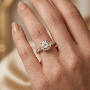 แหวนแต่งงานเพชรแท้ทรงกลม 0.60 กะรัต ประดับเพชรรอบวง สำหรับผู้หญิง ทองคำขาว 14K |   แหวนของขวัญเครื่องประดับวันครบรอบการหมั้นสำหรับเจ้าสาวที่สง่างาม - Product Image 1