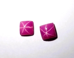 Rubis Étoilé Rouge Carré 4x4 mm 0,7 Carat Créé en Laboratoire Opaque Cabochon à Coins Vifs avec Effet Étoile à 6 Branches pour la Fabrication de Bijoux - Product Image 6