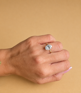 Bague solitaire en diamant de laboratoire ovale de 3 carats, or jaune 14 carats, certifiée IGI, clarté VVS2, couleur E, style féminin et élégant - Product Image 2