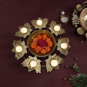 Cuenco Urli de Metal Dorado Hecho a Mano con 7 Soportes para Diya |   Cuenco Decorativo para Velas Flotantes para Diwali, Decoración del Hogar, Pooja y Festividades - Product Image 5