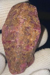 พลอยทับทิมดิบธรรมชาติจากเคนยา เหมืองเฟโมส จอห์น โซล น้ำหนัก 309.5 กะรัต - Product Image 3