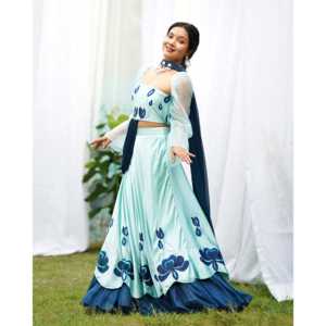 Elegante Conjunto de Lehenga Rohini Ecológico Pintado a Mano en Satén, Talla XS - Product Image 1