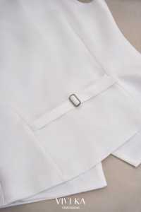 เสื้อกั๊กสตรีสีขาวทรงสั้นลำลอง คอวี ตัดเย็บอย่างดี กระดุมทอง ดีไซน์หรูหรา ผ้าทอเนื้อดี ยี่ห้อ DELWYN - Product Image 6