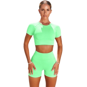 Ensemble de sport athlétique deux pièces pour femme : haut court de yoga sans couture à taille haute élastique et leggings doux, respirants et unis - Product Image 2