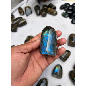 Figurine artisanale en labradorite bleue naturelle chatoyante, forme libre, durable – Décoration d'intérieur, cadeau d'affaires, objet d'art - Product Image 1