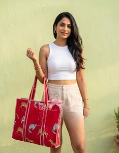 Bolso Tote de Algodón Acolchado Rojo de Alta Calidad Hecho a Mano para Mujer con Cremallera, Estampados de Vida Silvestre, Asas Rayadas, Ecológico y Espacioso - Product Image 4
