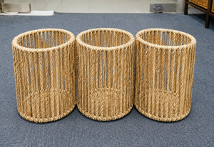 Panier de rangement moderne et écologique en jonc de mer et en fer avec porte-papier toilette et design multifonctionnel - Product Image 2