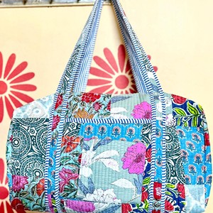 Bolsa de lona hecha a mano con estampado floral azul, de gran capacidad, para viaje, para mujer, material textil, cierre con cremallera. - Product Image 1