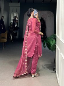 Vestido de Novia Tradicional Indio de Seda Romana Rosa, Bordado, de Secado Rápido, Largo hasta el Suelo, Corte Holgado, Traje Étnico para Mujer, India, Pakistán - Product Image 3