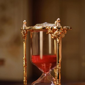 Magnifique Sablier Doré de Designer avec Détails en Cristal et Sable Rouge pour Cadeau de Pendaison de Crémaillère et Décoration Intérieure Minimaliste - Product Image 3