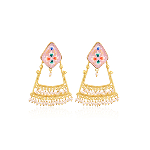 Boucles d'oreilles en laiton avec motif floral Meenakari en calcédoine rose naturelle et perle, bijoux ethniques de créateur pour femmes - Product Image 1
