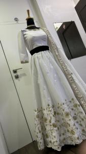 Elegante conjunto de lehenga de seda blanca con detalles en zari y lentejuelas, combinado con una elegante dupatta de seda chinnon para celebraciones. - Product Image 2