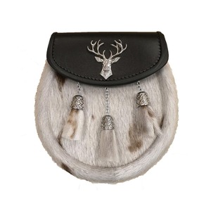 Sporran écossais traditionnel avec fourrure grise, rabat en cuir noir et emblème cerf argenté - Product Image 1