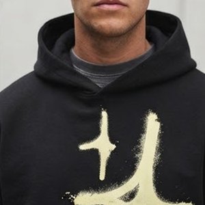 Nouveau sweat-shirt à capuche noir personnalisé pour homme avec impression de numéro style peinture en spray crème, poche avant, coupe classique, décontracté, pour l'automne - Product Image 5