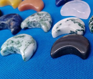 Piedras Curativas de Primera Calidad Hechas a Mano con Cristales Naturales de Amatista, Cuarzo Rosa y Cuarzo Lunar Pulido - Product Image 3