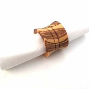 Porte-serviettes artisanal moderne en bois d'olivier écologique avec design sablier pour table à manger et décoration de mariage - Product Image 1