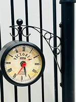 Reloj de Estilo Moderno, de Doble Cara, Hecho a Mano, con Relieve, de Aluminio, Portátil, para Calle, Estación de Tren, Escritorio y Decoración de Repisa