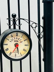 Horloge de rue portable en aluminium embossé faite à la main, double face, style moderne, pour bureau et cheminée, décoration de gare ferroviaire - Product Image 2