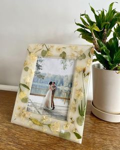 Cadre photo en résine artisanal pour portraits de famille et souvenirs d'occasions spéciales - Product Image 1