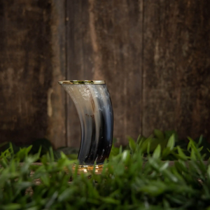Verre à bière artisanal en corne naturelle polie de haute qualité, étanche et personnalisable, idéal pour les fêtes médiévales et les bars - Product Image 3