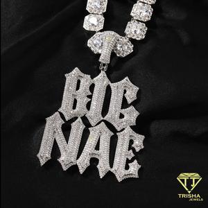 จี้สร้อยคอฮิปฮอป "BIG NAE" ประดับเพชรโมอิสซาไนต์ ดีไซน์ตัวอักษรโกธิคแบบหนา ประดับด้วยเพชรเต็มเม็ด ระยิบระยับ โดดเด่นสะดุดตา - Product Image 1