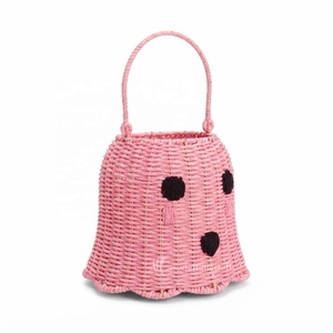 Seau à bonbons vintage en corde de papier tressée rose pastel en forme d'animal avec poignée et bord festonné pour la décoration de fête Pinkoween - Product Image 1