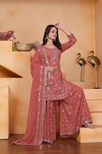 Ensemble Sharara en fausse fourrure avec broderies élégantes et détails en sequins – Vêtements ethniques de créateur pour femmes – Vente en gros - Product Image 4