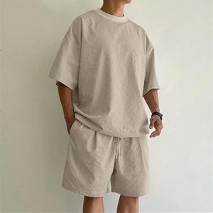 สินค้ามาใหม่ เสื้อยืดคอกลมแขนสั้นผู้ชาย & กางเกงขาสั้นมีเชือกผูก เสื้อผ้าลำลองฤดูร้อน สตรีทแวร์ ทรงหลวม โลโก้สั่งทำ ชุด 2 ชิ้น - Product Image 2