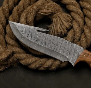 Couteau de chasse et de camping à lame fixe en acier Damas de qualité industrielle Nordic Forge, avec poignée personnalisée et étui - Product Image 3