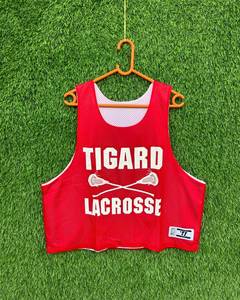 Camiseta Deportiva de Malla Transpirable Tigard Lacrosse para Mujer, Color Rojo, Cuello Redondo, Manga Corta, Corte Regular, Logotipo Estampado, Reversible - Product Image 1