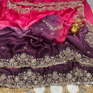 Sari de soirée VASTRA COTTAGE en soie pure et velours brillant, orné de perles dorées originales et de broderies à la main avec des sequins, avec pièce de blouse assortie. - Product Image 4