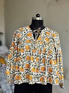Chemisier bohème en coton respirant à motif floral, avec imprimé artisanal, haut peplum à nouer sur le devant, ourlet évasé, design ethnique - Product Image 1