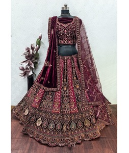 Tenue de mariée indienne en velours lourd, Lehenga Choli avec broderies de sequins et de Malti, et Dupatta en filet brodé de sequins. - Product Image 1