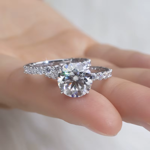 Bague de fiançailles pour femme en or blanc avec diamant rond taille brillant certifié GIA, design halo classique - Product Image 2