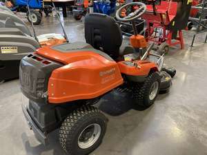 Tracteur de jardin Husqvarna Rider R214C 2026, plateau de coupe monté à l'avant, moteur haute performance, modèle ergonomique pour l'opérateur - Product Image 2