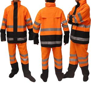 Trajes de lluvia de trabajo personalizados con capucha, tela impermeable y transpirable, diseño reflectante y duradero para condiciones climáticas adversas - Product Image 5